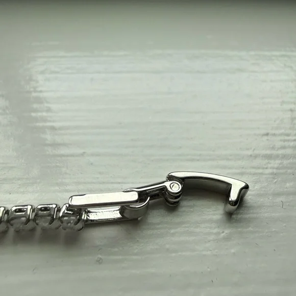 NEW Pretty Bird Jewelry Cubic Zirconia Tennis Bracelet- Sparkling White 7” - Picture 3 of 9